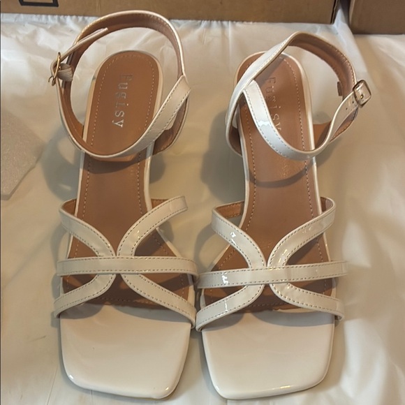 Chic Cream Strappy Sandals for Formal Occasions - Picture 1 of 8